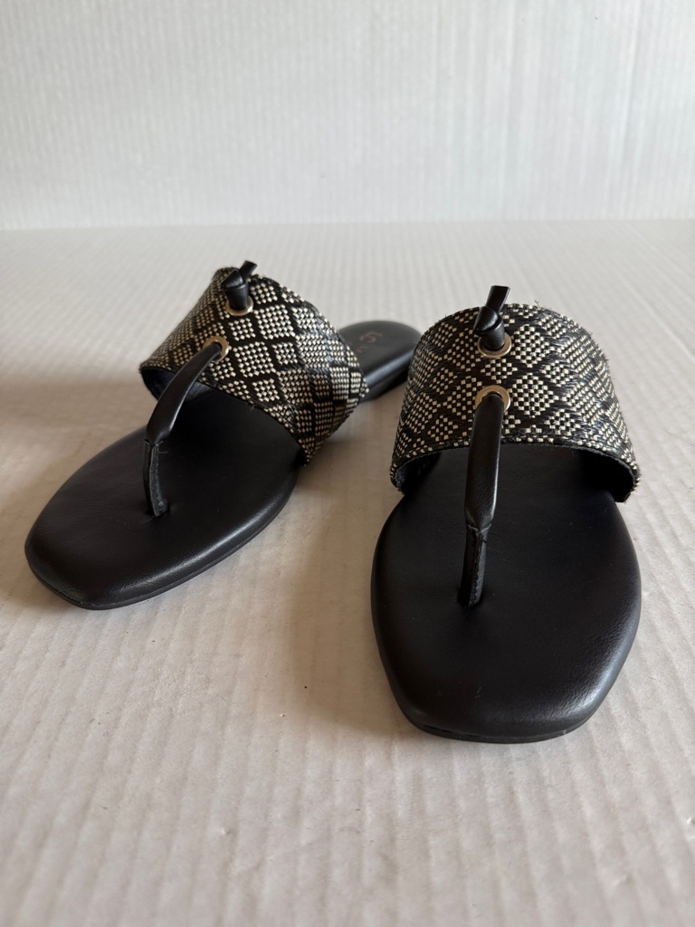 NWOT Lauren Conrad Wren Thong Sandal - Picture 2 of 10